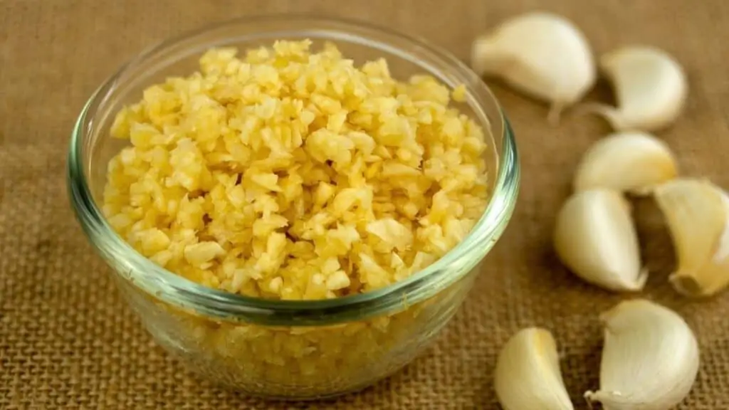 Can I store minced garlic in the fridge