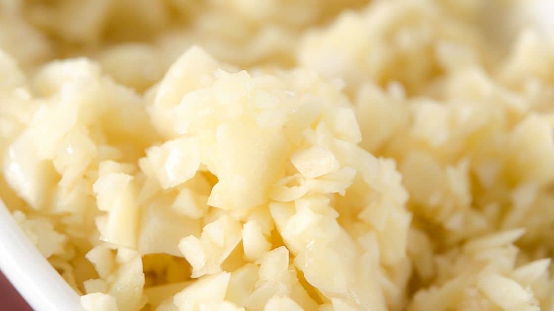 How Long Does Minced Garlic Last? [In Or Out Of FRIDGE]