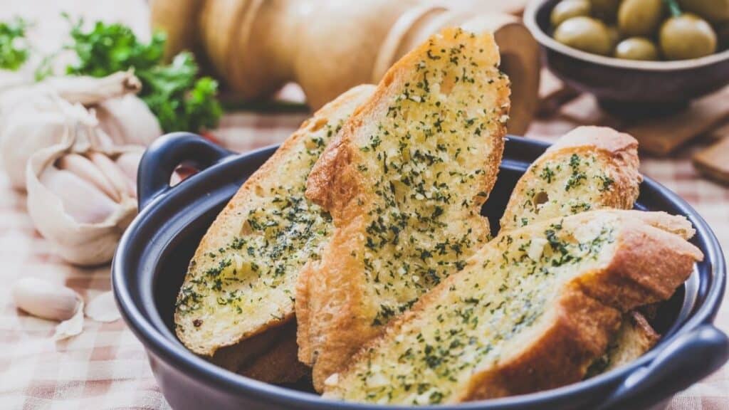 How do you keep garlic bread fresh after cooking