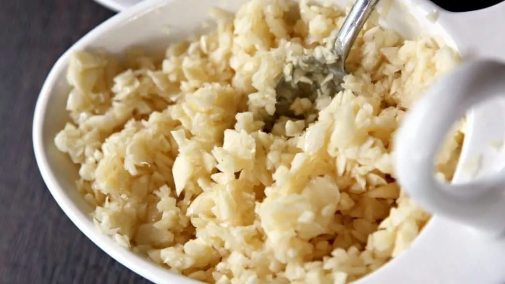 Is it bad to eat old garlic