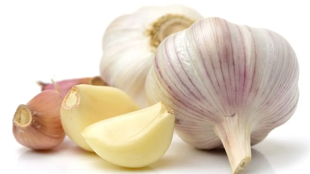 Is it good to eat raw garlic at night