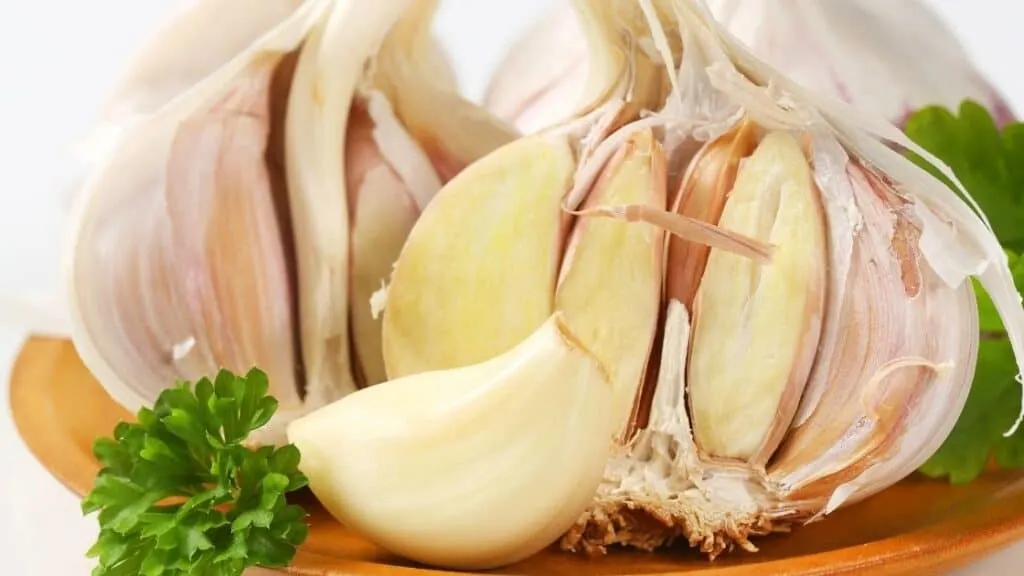 What is the best way to eat raw garlic