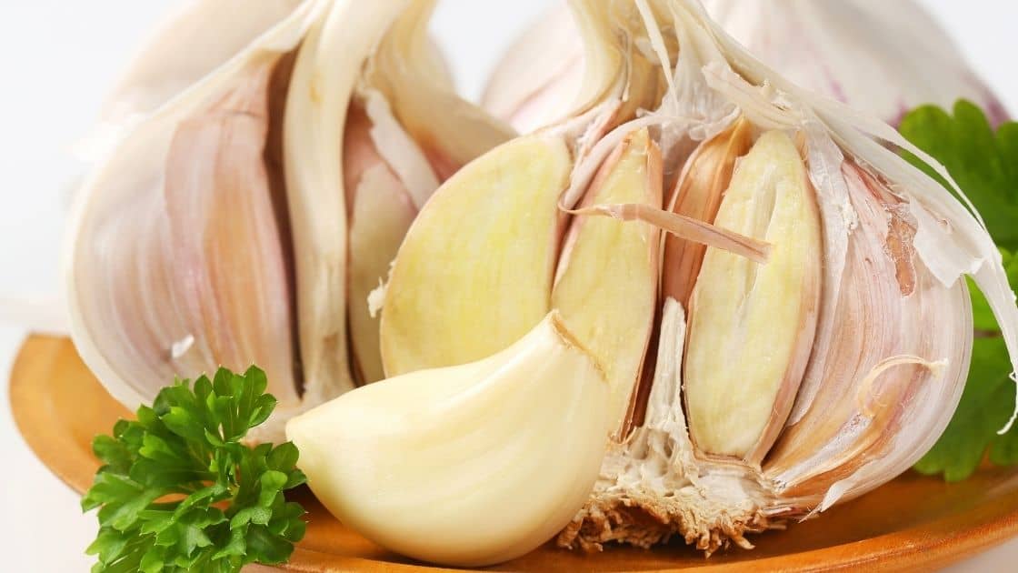 How To Eat Raw Garlic Without Smelling? [AVOID BAD BREATH]