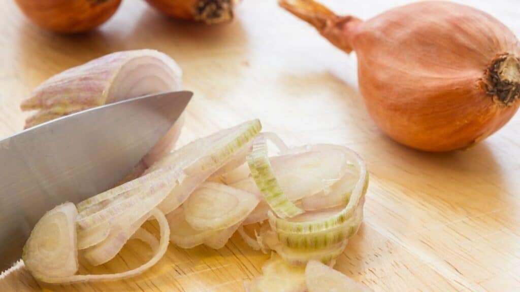 Are shallots like garlic