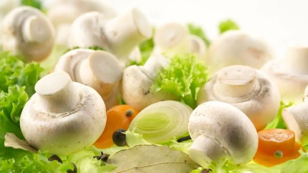 Are white mushrooms healthier raw or cooked