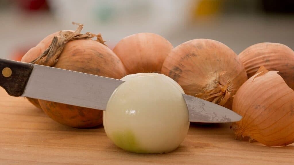 Can you cut onions on a wood cutting board