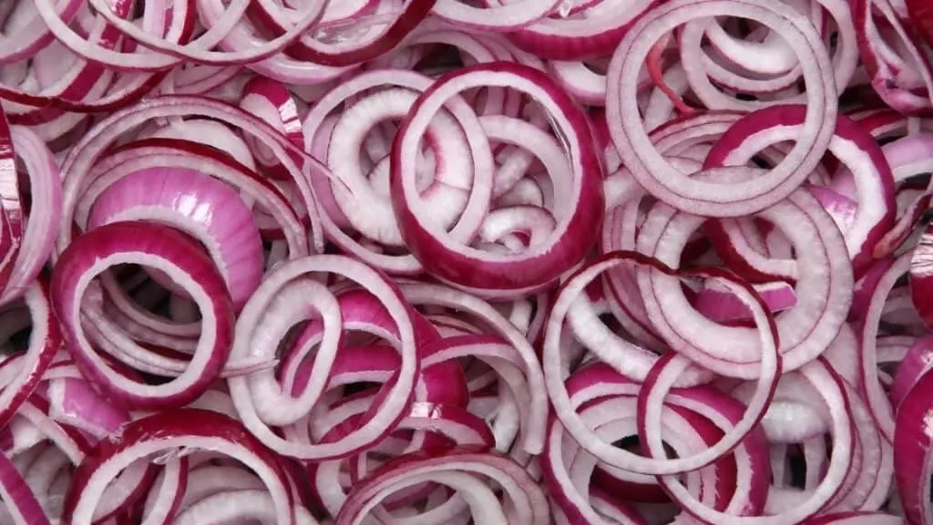 How Many Carbs Are in a Raw Red Onion