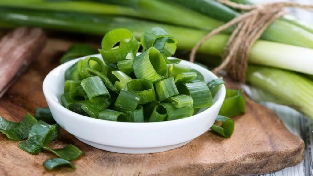 Which is stronger, scallions or shallots